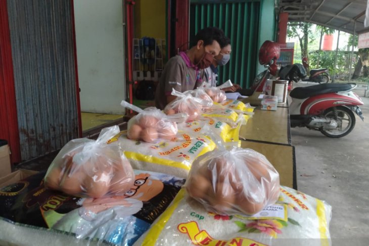 Mahasiswa rantau yang kuliah di Pontianak dapat paket beras dan telur
