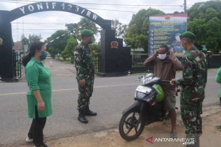 Prajurit Yonif 123 Rajawali bagikan ribuan masker