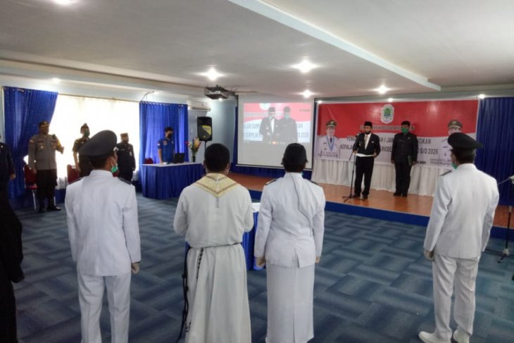 Bupati Kapuas Hulu lantik puluhan kepala desa secara online