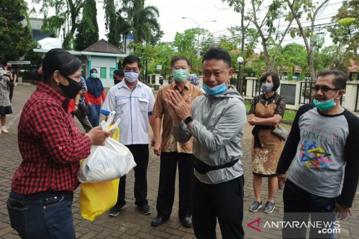 Karyawan terkena PHK di Pontianak dapat bantuan sembako pengusaha