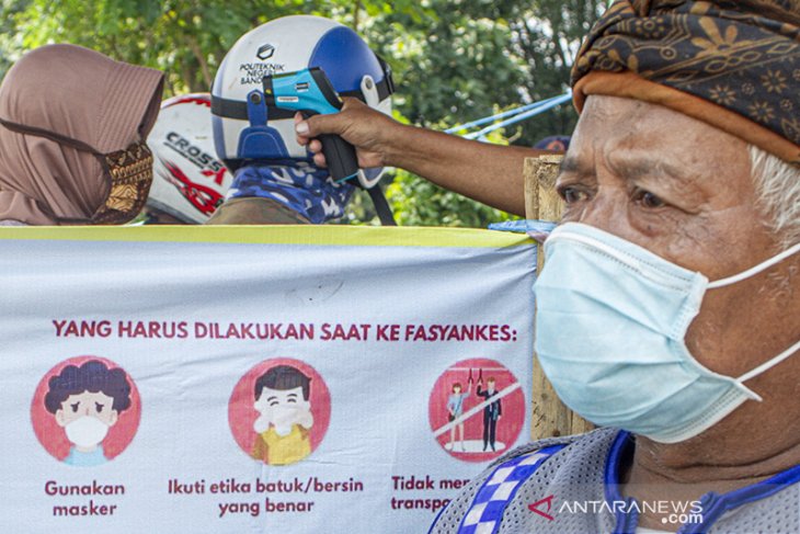 Pemeriksaan suhu tubuh di perumahan 