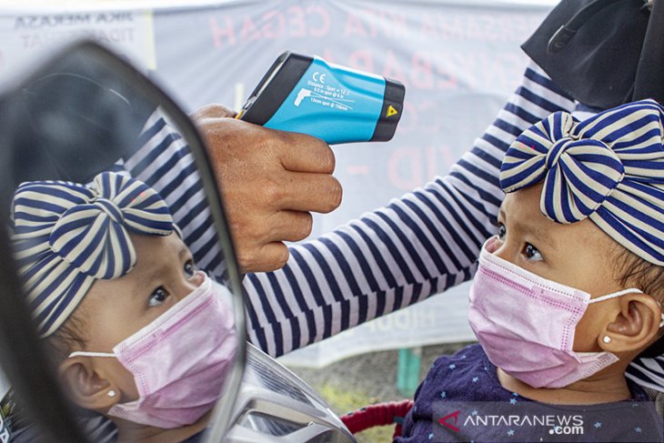 Pemeriksaan suhu tubuh di perumahan 