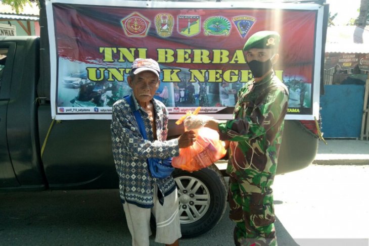 Yonif 713 bagikan kebutuhan pokok bagi masyarakat Gorontalo