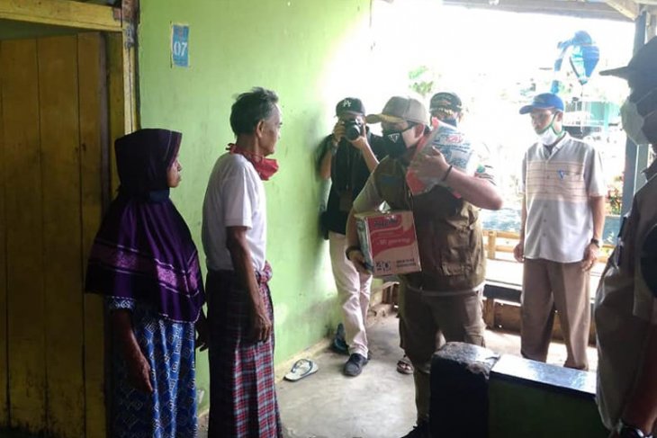 Warga Kota Bengkulu mulai terima bantuan sembako