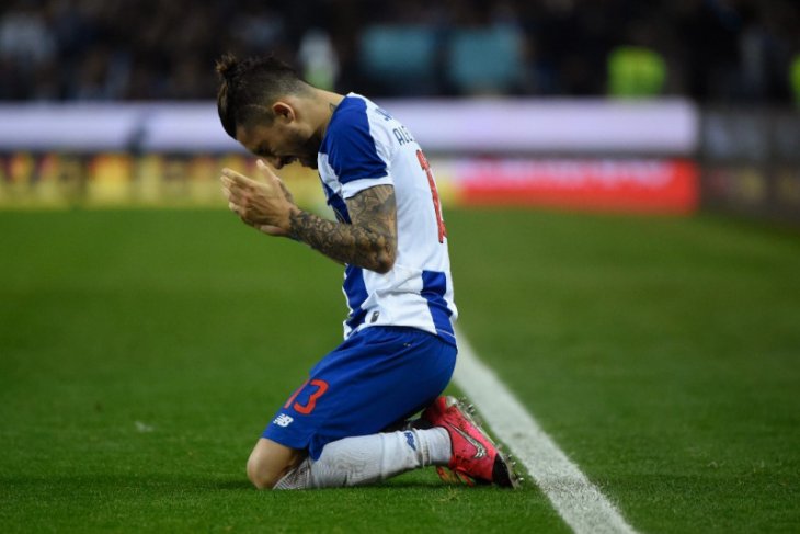 PSG siap saingi Barcelona untuk dapatkan Alex Telles