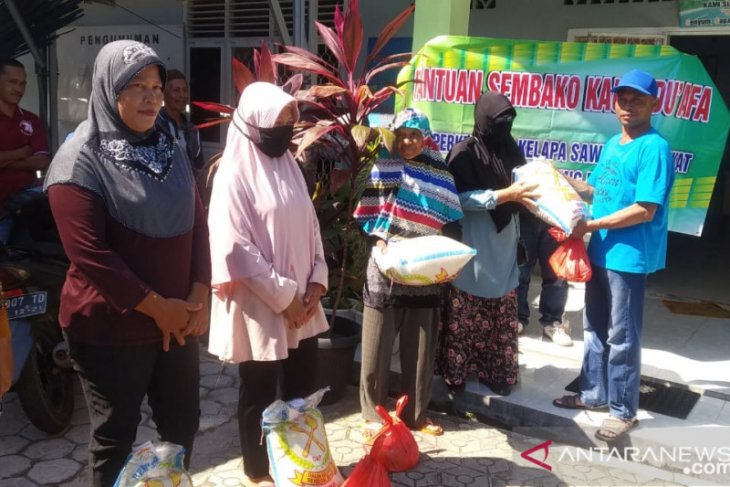 Pengurus perkebunan sawit masyarakat Bangka Tengah salurkan bantuan sembako