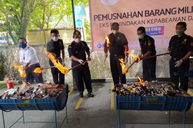 Bea Cukai Kalbar memusnahkan 54 bal pakaian bekas ilegal