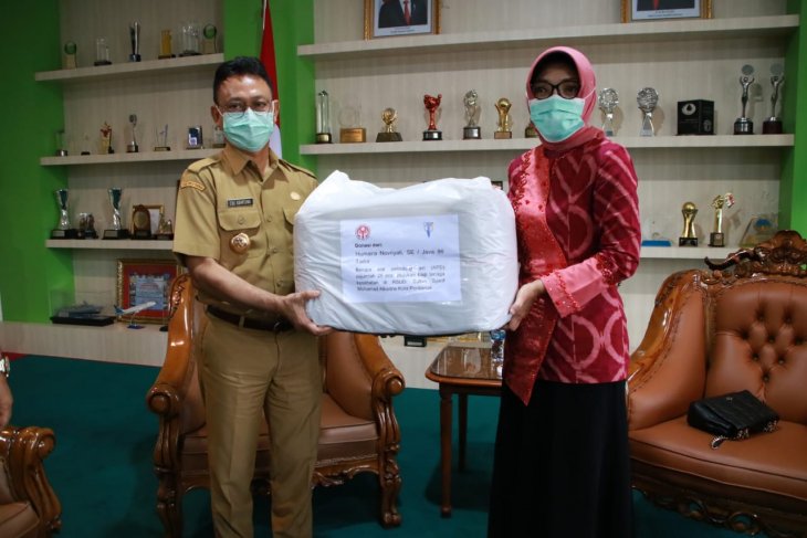 Dekranasda Kota Pontianak serahkan bantuan APD ke rumah sakit