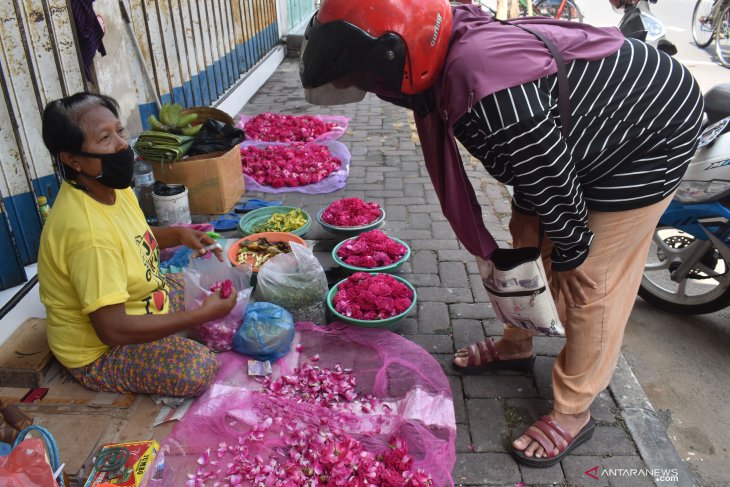 Omzet penjualan bunga tabur naik