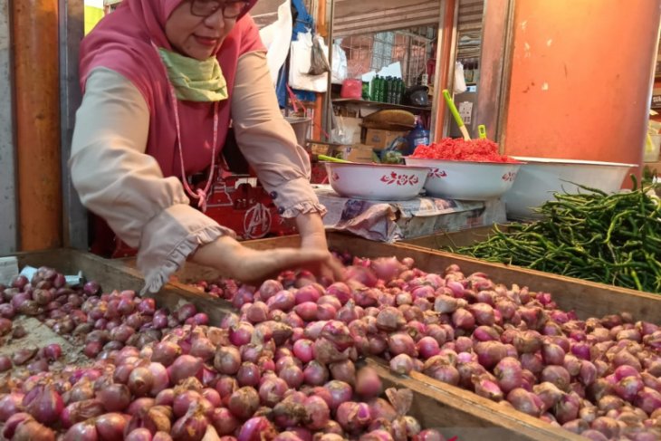 Presiden Jokowi soroti harga bawang merah dan gula pasir yang masih tinggi di pasaran