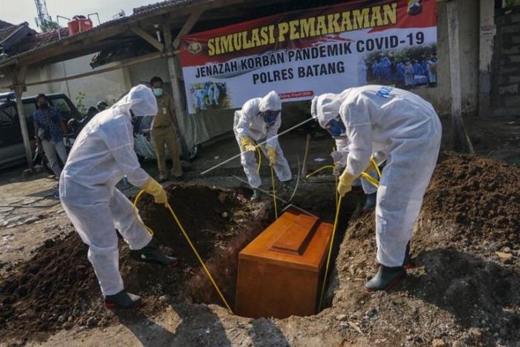 Simulasi pemakaman jenazah orban pandemik COVID-19