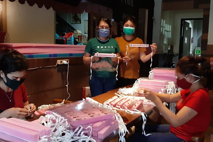 Monica galang karyawati warkop produksi APD medis untuk perbatasan