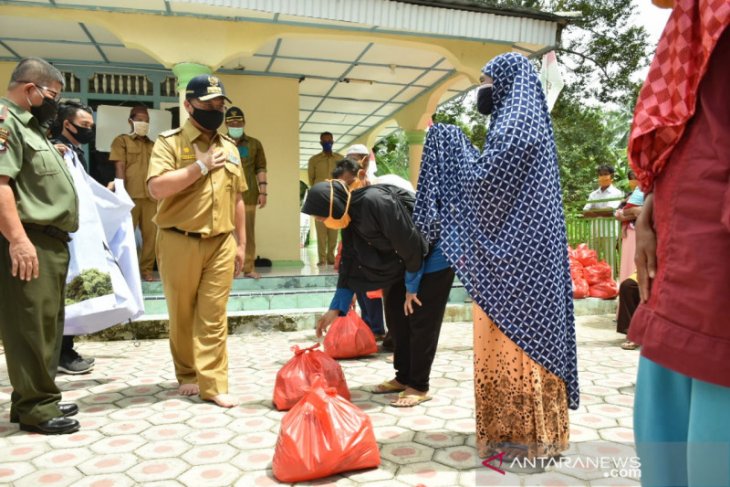 Gubernur Erzaldi bagikan sembako ke warga desa terdampak COVID-19