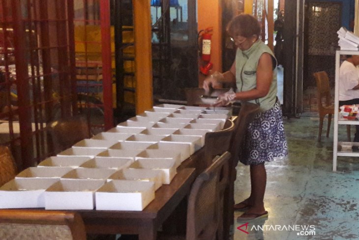 Seorang pemilik restoran di Togyakarta sulap tempat usaha jadi dapur umum COVID-19