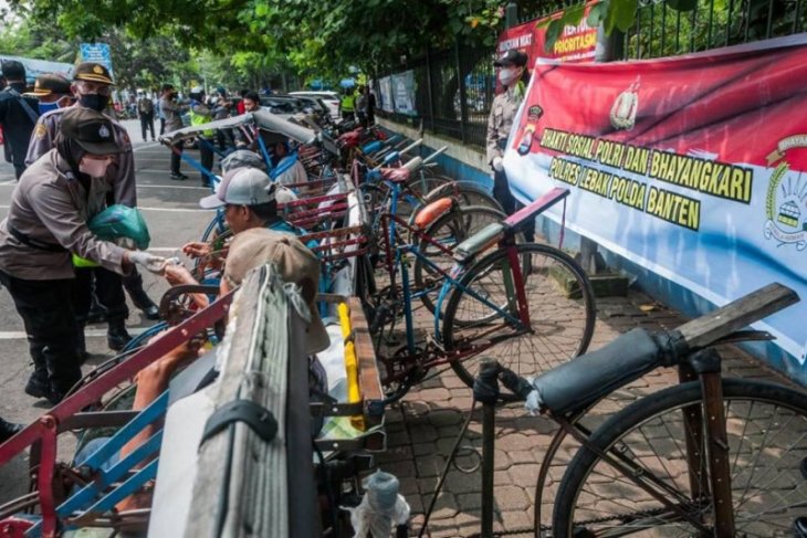 Polres Lebak bagikan ribuan paket sembako pada warga saat COVID-19