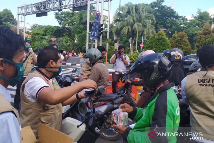 Unusa-Jurnalis Pendidikan Surabaya bagikan masker dan bingkisan kepada masyarakat