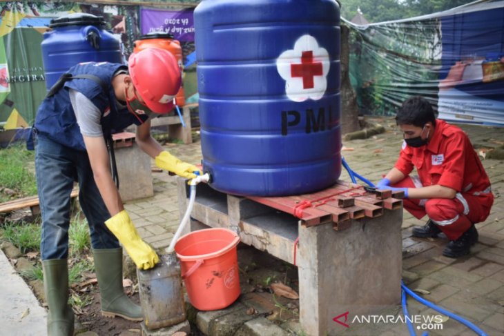 PMI Tangerang bagikan cairan disinfektan kepada masyarakat