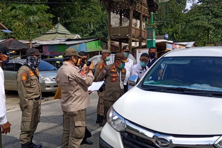 Satpol PP Paser tinjau Posko COVID-19 di dua titik perbatasan