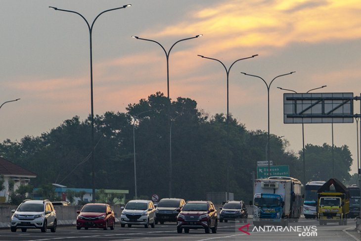 Arus kendaraan di tol Jakarta - Cikampek meningkat 