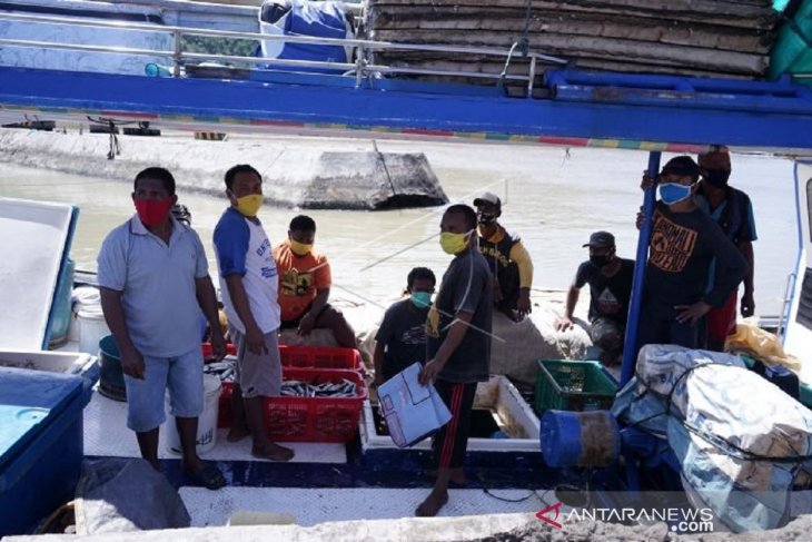 Foto - Nelayan dan pedagang di PPI Gorontalo wajib pakai masker