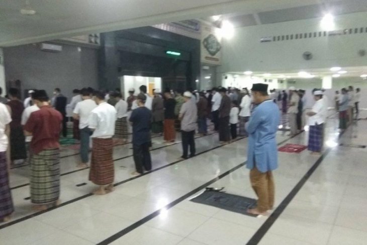 Masjid Agung Al A'raf Rangkasbitung terapkan Shalat Tarawih jaga jarak
