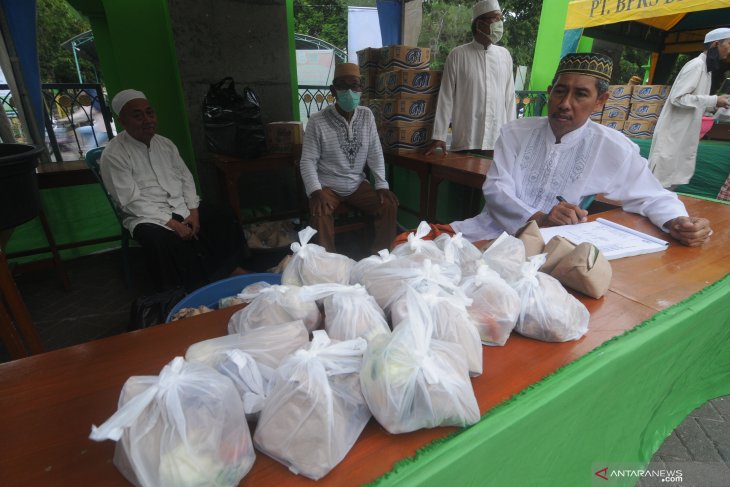 Pembagian nasi bungkus dan takjil gratis