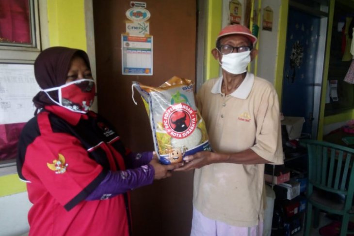 Warga di delapan kecamatan di Kota Surabaya dapat bantuan paket beras