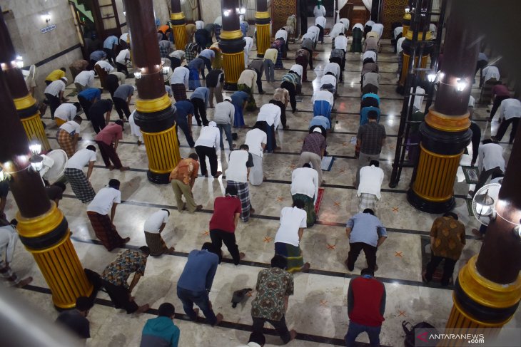 Shalat jumat awal ramadhan di Madiun