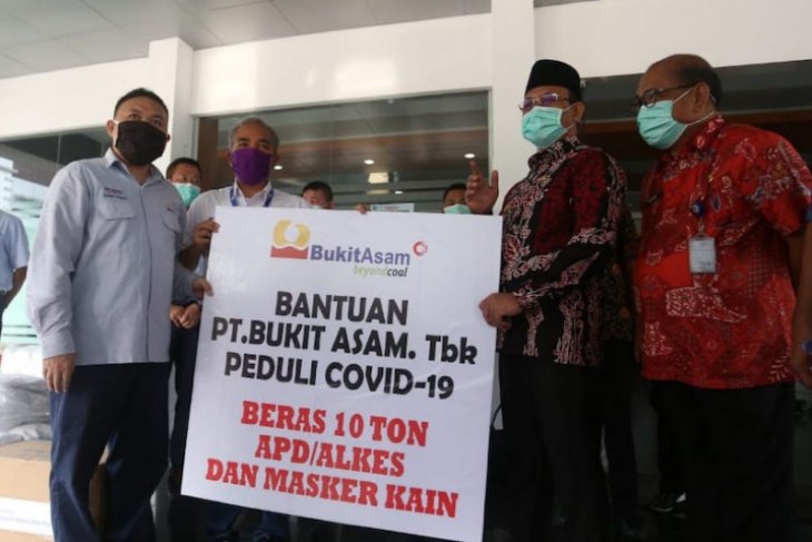 Bukit Asam salurkan 15 ton beras bantu warga terdampak COVID-19