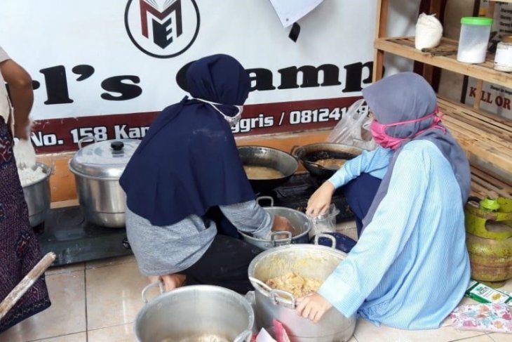Warga Kampung Inggris Kediri sediakan santapan buka puasa dan sahur