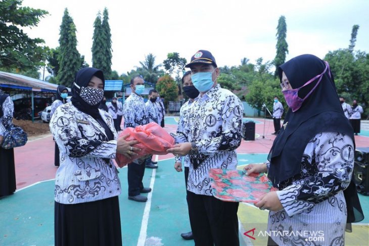 Peduli cegah COVID-19, PGRI HSS bagikan masker untuk masyarakat