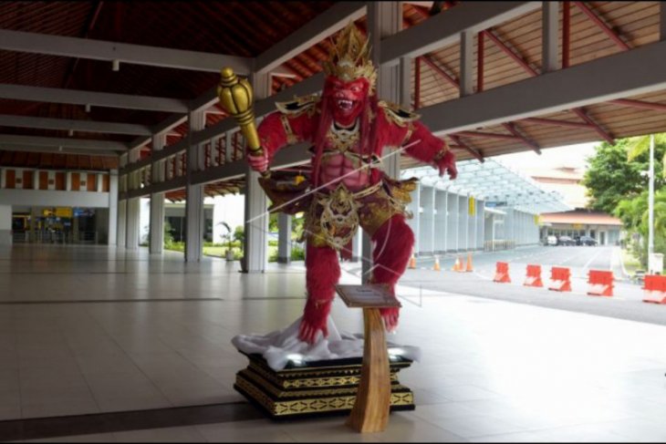 Bandara Ngurah Rai lengang