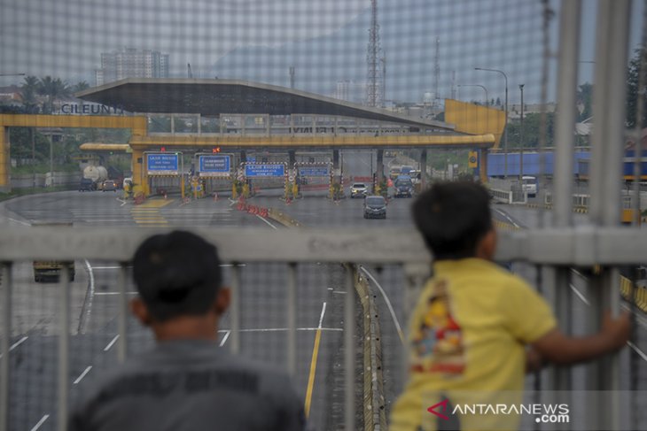 Penurunan lalu lintas harian jalan tol 