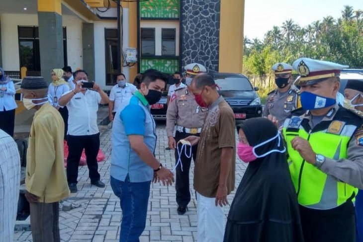 Bank Kalsel Kandangan bagikan sembako gratis