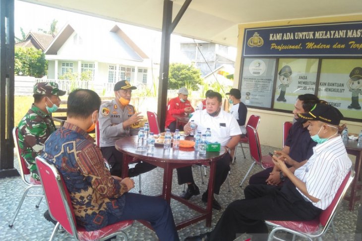 Polres Mukomuko awasi keluar-masuk kendaraan di posko perbatasan