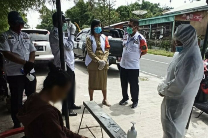 Suhu badan tinggi, mahasiswi diperiksa rapid test di pintu keluar Simalungun