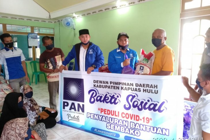 Partai Amanat Nasional bagikan sembako dan masker di Putussibau Selatan