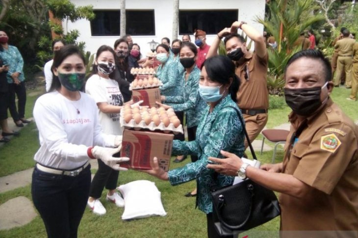 Ketua PKK Gianyar bantu kadernya terdampak COVID-19 - ANTARA News Bali