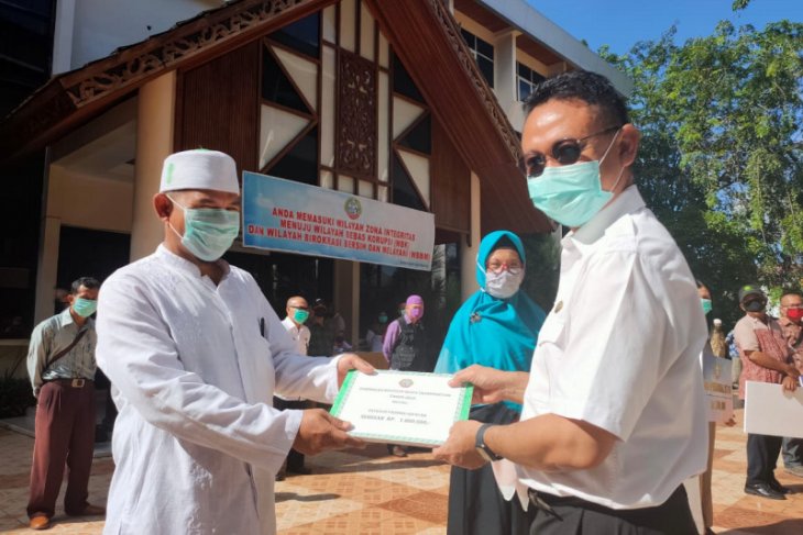 Pemkot Pontianak berikan bantuan guru ngaji-fardu kifayah-posyandu dan RT-RW