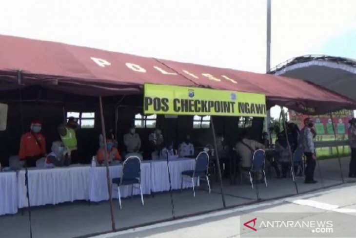 Ribuan kendaraan pemudik dipaksa putar balik di Ngawi