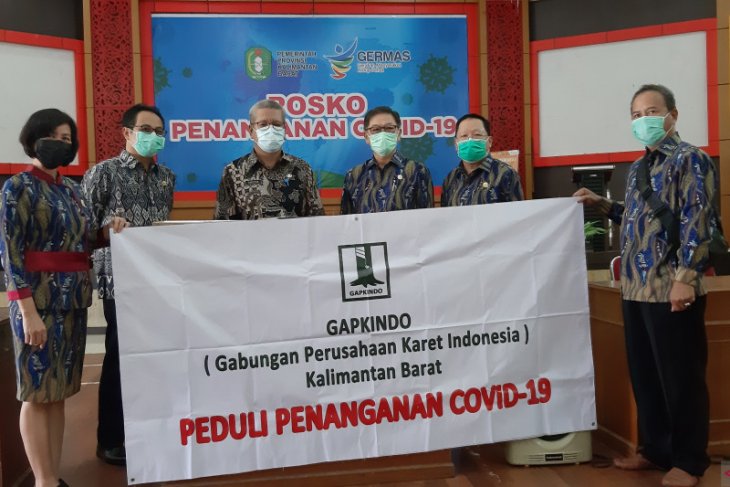 Gapkindo Kalbar serahkan bantuan 500 baju hazmat
