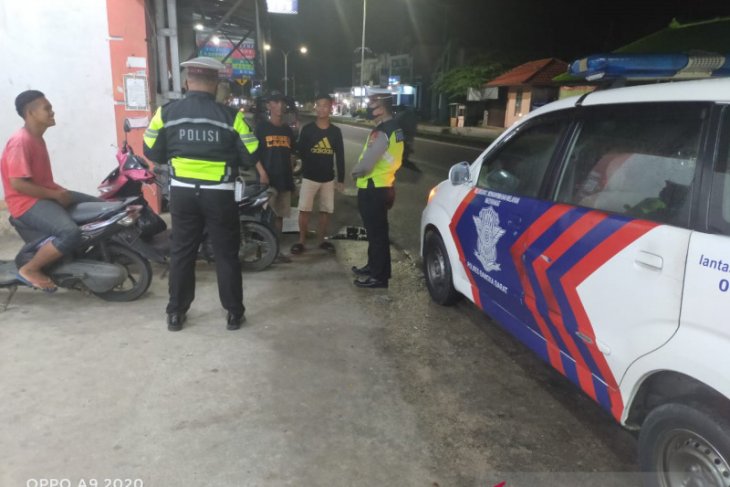 Polisi Bangka Barat bubarkan kumpulan warga nongkrong malam hari