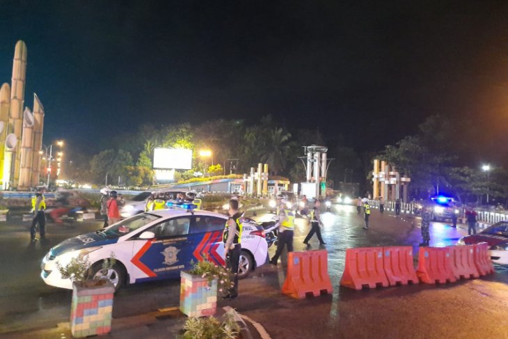 Polresta Pontianak mulai ujicoba pembatasan jalan cegah COVID-19