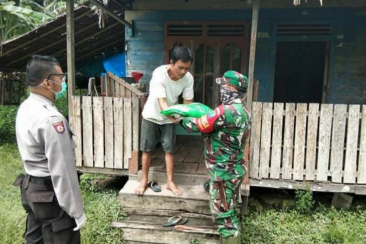 Koramil Sungai Ambawang salurkan bantuan beras ke daerah pelosok Kabupaten Kubu Raya