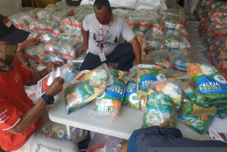 PMI salurkan 3.380 paket sembako untuk warga Jakarta Barat dan Selatan