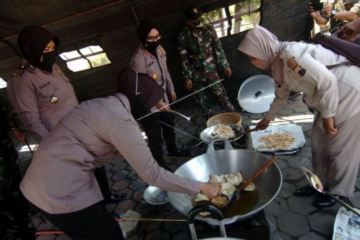 Dapur umum TNI dan Polri