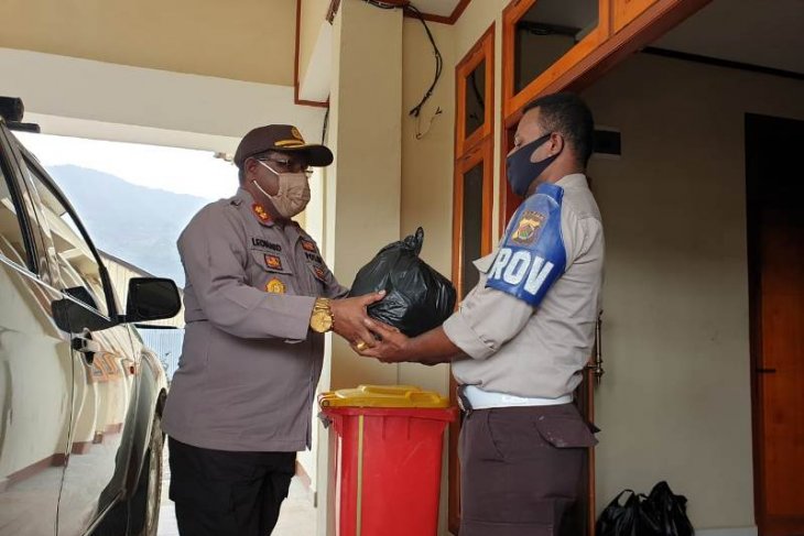 Tolikara District police in Papua donate three tons of rice