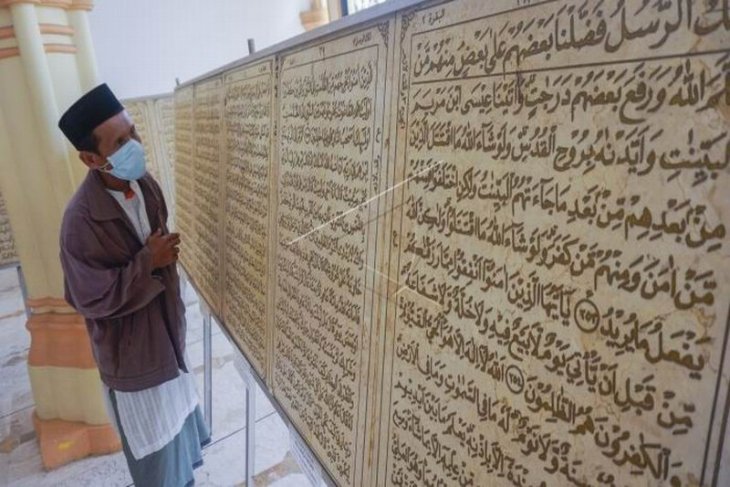 Ukiran huruf Al Quran pada batu marmer