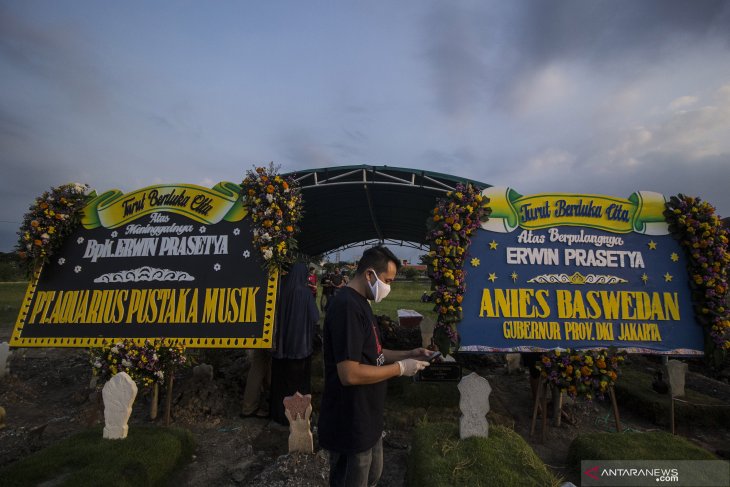 Pemakaman Erwin Prasetya