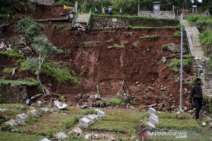 TPU rusak terdampak longsor di Bandung 